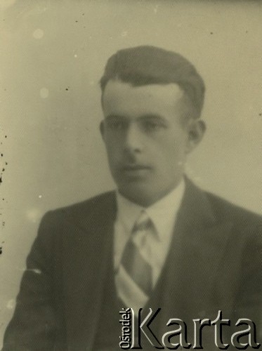 Druga połowa lat 30. do 1941, Kozienice, Polska.
Portret młodego mężczyzny w marynarce, jasnej koszuli i krawacie.
Zdjęcie wykonane w atelier fotograficznym żydowskiego fotografa Chaima Bernemana. Przed wojną zakład mieścił się w Kozienicach na rogu ulic Warszawskiej i Maciejowickiej, przed wybuchem wojny albo już w czasie niemieckiej okupacji  został przeniesiony na ulicę Lubelską 13. Cała kolekcja jest datowana na okres od drugiej połowy lat 30-tych do roku 1941, kiedy Chaim Berneman wraz z rodziną został zesłany do obozu pracy w Wolanowie. Berneman zmarł po ucieczce z obozu.
Fot. Chaim Berneman (Chaim Berman), zbiory Ośrodka KARTA