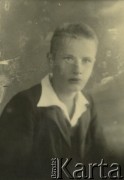 Druga połowa lat 30. do 1941, Kozienice, Polska.
Portret chłopca w marynarce i jasnej koszuli.
Zdjęcie wykonane w atelier fotograficznym żydowskiego fotografa Chaima Bernemana. Przed wojną zakład mieścił się w Kozienicach na rogu ulic Warszawskiej i Maciejowickiej, przed wybuchem wojny albo już w czasie niemieckiej okupacji  został przeniesiony na ulicę Lubelską 13. Cała kolekcja jest datowana na okres od drugiej połowy lat 30-tych do roku 1941, kiedy Chaim Berneman wraz z rodziną został zesłany do obozu pracy w Wolanowie. Berneman zmarł po ucieczce z obozu.
Fot. Chaim Berneman (Chaim Berman), zbiory Ośrodka KARTA
