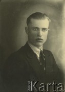 Druga połowa lat 30. do 1941, Kozienice, Polska.
Portret młodego mężczyzny w marynarce, jasnej koszuli i krawacie.
Zdjęcie wykonane w atelier fotograficznym żydowskiego fotografa Chaima Bernemana. Przed wojną zakład mieścił się w Kozienicach na rogu ulic Warszawskiej i Maciejowickiej, przed wybuchem wojny albo już w czasie niemieckiej okupacji  został przeniesiony na ulicę Lubelską 13. Cała kolekcja jest datowana na okres od drugiej połowy lat 30-tych do roku 1941, kiedy Chaim Berneman wraz z rodziną został zesłany do obozu pracy w Wolanowie. Berneman zmarł po ucieczce z obozu.
Fot. Chaim Berneman (Chaim Berman), zbiory Ośrodka KARTA