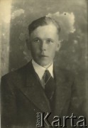 Druga połowa lat 30. do 1941, Kozienice, Polska.
Portret młodego mężczyzny w marynarce, jasnej koszuli i krawacie.
Zdjęcie wykonane w atelier fotograficznym żydowskiego fotografa Chaima Bernemana. Przed wojną zakład mieścił się w Kozienicach na rogu ulic Warszawskiej i Maciejowickiej, przed wybuchem wojny albo już w czasie niemieckiej okupacji  został przeniesiony na ulicę Lubelską 13. Cała kolekcja jest datowana na okres od drugiej połowy lat 30-tych do roku 1941, kiedy Chaim Berneman wraz z rodziną został zesłany do obozu pracy w Wolanowie. Berneman zmarł po ucieczce z obozu.
Fot. Chaim Berneman (Chaim Berman), zbiory Ośrodka KARTA