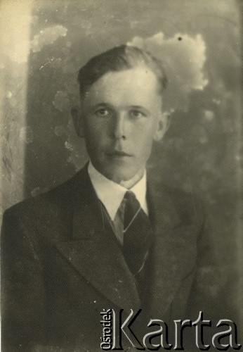 Druga połowa lat 30. do 1941, Kozienice, Polska.
Portret młodego mężczyzny w marynarce, jasnej koszuli i krawacie.
Zdjęcie wykonane w atelier fotograficznym żydowskiego fotografa Chaima Bernemana. Przed wojną zakład mieścił się w Kozienicach na rogu ulic Warszawskiej i Maciejowickiej, przed wybuchem wojny albo już w czasie niemieckiej okupacji  został przeniesiony na ulicę Lubelską 13. Cała kolekcja jest datowana na okres od drugiej połowy lat 30-tych do roku 1941, kiedy Chaim Berneman wraz z rodziną został zesłany do obozu pracy w Wolanowie. Berneman zmarł po ucieczce z obozu.
Fot. Chaim Berneman (Chaim Berman), zbiory Ośrodka KARTA