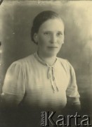 Druga połowa lat 30. do 1941, Kozienice, Polska.
Portret kobiety w jasnej bluzce.
Zdjęcie wykonane w atelier fotograficznym żydowskiego fotografa Chaima Bernemana. Przed wojną zakład mieścił się w Kozienicach na rogu ulic Warszawskiej i Maciejowickiej, przed wybuchem wojny albo już w czasie niemieckiej okupacji  został przeniesiony na ulicę Lubelską 13. Cała kolekcja jest datowana na okres od drugiej połowy lat 30-tych do roku 1941, kiedy Chaim Berneman wraz z rodziną został zesłany do obozu pracy w Wolanowie. Berneman zmarł po ucieczce z obozu.
Fot. Chaim Berneman (Chaim Berman), zbiory Ośrodka KARTA