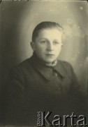 Druga połowa lat 30. do 1941, Kozienice, Polska.
Portret chłopca w ciemnym ubraniu.
Zdjęcie wykonane w atelier fotograficznym żydowskiego fotografa Chaima Bernemana. Przed wojną zakład mieścił się w Kozienicach na rogu ulic Warszawskiej i Maciejowickiej, przed wybuchem wojny albo już w czasie niemieckiej okupacji  został przeniesiony na ulicę Lubelską 13. Cała kolekcja jest datowana na okres od drugiej połowy lat 30-tych do roku 1941, kiedy Chaim Berneman wraz z rodziną został zesłany do obozu pracy w Wolanowie. Berneman zmarł po ucieczce z obozu.
Fot. Chaim Berneman (Chaim Berman), zbiory Ośrodka KARTA