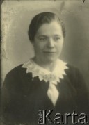 Druga połowa lat 30. do 1941, Kozienice, Polska.
Portret kobiety w ciemnej bluzce z białym kołnierzykiem.
Zdjęcie wykonane w atelier fotograficznym żydowskiego fotografa Chaima Bernemana. Przed wojną zakład mieścił się w Kozienicach na rogu ulic Warszawskiej i Maciejowickiej, przed wybuchem wojny albo już w czasie niemieckiej okupacji  został przeniesiony na ulicę Lubelską 13. Cała kolekcja jest datowana na okres od drugiej połowy lat 30-tych do roku 1941, kiedy Chaim Berneman wraz z rodziną został zesłany do obozu pracy w Wolanowie. Berneman zmarł po ucieczce z obozu.
Fot. Chaim Berneman (Chaim Berman), zbiory Ośrodka KARTA