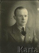Druga połowa lat 30. do 1941, Kozienice, Polska.
Portret młodego mężczyzny w marynarce, jasnej koszuli i krawacie.
Zdjęcie wykonane w atelier fotograficznym żydowskiego fotografa Chaima Bernemana. Przed wojną zakład mieścił się w Kozienicach na rogu ulic Warszawskiej i Maciejowickiej, przed wybuchem wojny albo już w czasie niemieckiej okupacji  został przeniesiony na ulicę Lubelską 13. Cała kolekcja jest datowana na okres od drugiej połowy lat 30-tych do roku 1941, kiedy Chaim Berneman wraz z rodziną został zesłany do obozu pracy w Wolanowie. Berneman zmarł po ucieczce z obozu.
Fot. Chaim Berneman (Chaim Berman), zbiory Ośrodka KARTA