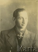 Druga połowa lat 30. do 1941, Kozienice, Polska.
Chaim Dimant, po wojnie mieszkał w Paryżu.
Zdjęcie wykonane w atelier fotograficznym żydowskiego fotografa Chaima Bernemana. Przed wojną zakład mieścił się w Kozienicach na rogu ulic Warszawskiej i Maciejowickiej, przed wybuchem wojny albo już w czasie niemieckiej okupacji  został przeniesiony na ulicę Lubelską 13. Cała kolekcja jest datowana na okres od drugiej połowy lat 30-tych do roku 1941, kiedy Chaim Berneman wraz z rodziną został zesłany do obozu pracy w Wolanowie. Berneman zmarł po ucieczce z obozu.
Fot. Chaim Berneman (Chaim Berman), zbiory Ośrodka KARTA