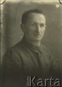 Druga połowa lat 30. do 1941, Kozienice, Polska.
Portret mężczyzny w ciemnym ubraniu.
Zdjęcie wykonane w atelier fotograficznym żydowskiego fotografa Chaima Bernemana. Przed wojną zakład mieścił się w Kozienicach na rogu ulic Warszawskiej i Maciejowickiej, przed wybuchem wojny albo już w czasie niemieckiej okupacji  został przeniesiony na ulicę Lubelską 13. Cała kolekcja jest datowana na okres od drugiej połowy lat 30-tych do roku 1941, kiedy Chaim Berneman wraz z rodziną został zesłany do obozu pracy w Wolanowie. Berneman zmarł po ucieczce z obozu.
Fot. Chaim Berneman (Chaim Berman), zbiory Ośrodka KARTA