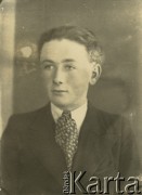 Druga połowa lat 30. do 1941, Kozienice, Polska.
Portret chłopaka w marynarce, jasnej koszuli i krawacie.
Zdjęcie wykonane w atelier fotograficznym żydowskiego fotografa Chaima Bernemana. Przed wojną zakład mieścił się w Kozienicach na rogu ulic Warszawskiej i Maciejowickiej, przed wybuchem wojny albo już w czasie niemieckiej okupacji  został przeniesiony na ulicę Lubelską 13. Cała kolekcja jest datowana na okres od drugiej połowy lat 30-tych do roku 1941, kiedy Chaim Berneman wraz z rodziną został zesłany do obozu pracy w Wolanowie. Berneman zmarł po ucieczce z obozu.
Fot. Chaim Berneman (Chaim Berman), zbiory Ośrodka KARTA druga połowa lat 30. do 1941, Kozienice, Polska
Portret mężczyzny w marynarce, jasnej koszuli i krawacie.
Zdjęcie wykonane w atelier fotograficznym żydowskiego fotografa Chaima Bernemana. Przed wojną zakład mieścił się w Kozienicach na rogu ulic Warszawskiej i Maciejowickiej, przed wybuchem wojny albo już w czasie niemieckiej okupacji  został przeniesiony na ulicę Lubelską 13. Cała kolekcja jest datowana na okres od drugiej połowy lat 30-tych do roku 1941, kiedy Chaim Berneman wraz z rodziną został zesłany do obozu pracy w Wolanowie. Berneman zmarł po ucieczce z obozu.
Fot. Chaim Berneman (Chaim Berman), zbiory Ośrodka KARTA