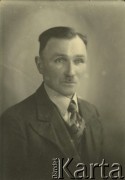 Druga połowa lat 30. do 1941, Kozienice, Polska.
Portret mężczyzny w marynarce, jasnej koszuli i krawacie.
Zdjęcie wykonane w atelier fotograficznym żydowskiego fotografa Chaima Bernemana. Przed wojną zakład mieścił się w Kozienicach na rogu ulic Warszawskiej i Maciejowickiej, przed wybuchem wojny albo już w czasie niemieckiej okupacji  został przeniesiony na ulicę Lubelską 13. Cała kolekcja jest datowana na okres od drugiej połowy lat 30-tych do roku 1941, kiedy Chaim Berneman wraz z rodziną został zesłany do obozu pracy w Wolanowie. Berneman zmarł po ucieczce z obozu.
Fot. Chaim Berneman (Chaim Berman), zbiory Ośrodka KARTA