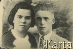 Druga połowa lat 30. do 1941, Kozienice, Polska.
Portret młodej kobiety w moherowym szaliku i chłopaka w marynarce i krawacie.
Zdjęcie wykonane w atelier fotograficznym żydowskiego fotografa Chaima Bernemana. Przed wojną zakład mieścił się w Kozienicach na rogu ulic Warszawskiej i Maciejowickiej, przed wybuchem wojny albo już w czasie niemieckiej okupacji  został przeniesiony na ulicę Lubelską 13. Cała kolekcja jest datowana na okres od drugiej połowy lat 30-tych do roku 1941, kiedy Chaim Berneman wraz z rodziną został zesłany do obozu pracy w Wolanowie. Berneman zmarł po ucieczce z obozu.
Fot. Chaim Berneman (Chaim Berman), zbiory Ośrodka KARTA