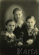 Druga połowa lat 30. do 1941, Kozienice, Polska.
Portret trzech dziewczynek z girlandą kwiatów.
Zdjęcie wykonane w atelier fotograficznym żydowskiego fotografa Chaima Bernemana. Przed wojną zakład mieścił się w Kozienicach na rogu ulic Warszawskiej i Maciejowickiej, przed wybuchem wojny albo już w czasie niemieckiej okupacji  został przeniesiony na ulicę Lubelską 13. Cała kolekcja jest datowana na okres od drugiej połowy lat 30-tych do roku 1941, kiedy Chaim Berneman wraz z rodziną został zesłany do obozu pracy w Wolanowie. Berneman zmarł po ucieczce z obozu.
Fot. Chaim Berneman (Chaim Berman), zbiory Ośrodka KARTA