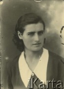 Druga połowa lat 30. do 1941, Kozienice, Polska.
Portret młodej kobiety w bluzce z białym kołnierzykiem.
Zdjęcie wykonane w atelier fotograficznym żydowskiego fotografa Chaima Bernemana. Przed wojną zakład mieścił się w Kozienicach na rogu ulic Warszawskiej i Maciejowickiej, przed wybuchem wojny albo już w czasie niemieckiej okupacji  został przeniesiony na ulicę Lubelską 13. Cała kolekcja jest datowana na okres od drugiej połowy lat 30-tych do roku 1941, kiedy Chaim Berneman wraz z rodziną został zesłany do obozu pracy w Wolanowie. Berneman zmarł po ucieczce z obozu.
Fot. Chaim Berneman (Chaim Berman), zbiory Ośrodka KARTA