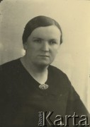 Druga połowa lat 30. do 1941, Kozienice, Polska.
Portret kobiety w bluzce spiętej broszką.
Zdjęcie wykonane w atelier fotograficznym żydowskiego fotografa Chaima Bernemana. Przed wojną zakład mieścił się w Kozienicach na rogu ulic Warszawskiej i Maciejowickiej, przed wybuchem wojny albo już w czasie niemieckiej okupacji  został przeniesiony na ulicę Lubelską 13. Cała kolekcja jest datowana na okres od drugiej połowy lat 30-tych do roku 1941, kiedy Chaim Berneman wraz z rodziną został zesłany do obozu pracy w Wolanowie. Berneman zmarł po ucieczce z obozu.
Fot. Chaim Berneman (Chaim Berman), zbiory Ośrodka KARTA