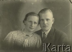 Druga połowa lat 30. do 1941, Kozienice, Polska.
Portret młodej kobiety w sukience w kropki i mężczyzny w marynarce.
Zdjęcie wykonane w atelier fotograficznym żydowskiego fotografa Chaima Bernemana. Przed wojną zakład mieścił się w Kozienicach na rogu ulic Warszawskiej i Maciejowickiej, przed wybuchem wojny albo już w czasie niemieckiej okupacji  został przeniesiony na ulicę Lubelską 13. Cała kolekcja jest datowana na okres od drugiej połowy lat 30-tych do roku 1941, kiedy Chaim Berneman wraz z rodziną został zesłany do obozu pracy w Wolanowie. Berneman zmarł po ucieczce z obozu.
Fot. Chaim Berneman (Chaim Berman), zbiory Ośrodka KARTA