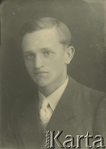 Druga połowa lat 30. do 1941, Kozienice, Polska.
Portret chłopaka w marynarce, jasnej koszuli i krawacie.
Zdjęcie wykonane w atelier fotograficznym żydowskiego fotografa Chaima Bernemana. Przed wojną zakład mieścił się w Kozienicach na rogu ulic Warszawskiej i Maciejowickiej, przed wybuchem wojny albo już w czasie niemieckiej okupacji  został przeniesiony na ulicę Lubelską 13. Cała kolekcja jest datowana na okres od drugiej połowy lat 30-tych do roku 1941, kiedy Chaim Berneman wraz z rodziną został zesłany do obozu pracy w Wolanowie. Berneman zmarł po ucieczce z obozu.
Fot. Chaim Berneman (Chaim Berman), zbiory Ośrodka KARTA