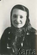 Druga połowa lat 30. do 1941, Kozienice, Polska.
Portret dziewczyny w chustce na głowie.
Zdjęcie wykonane w atelier fotograficznym żydowskiego fotografa Chaima Bernemana. Przed wojną zakład mieścił się w Kozienicach na rogu ulic Warszawskiej i Maciejowickiej, przed wybuchem wojny albo już w czasie niemieckiej okupacji  został przeniesiony na ulicę Lubelską 13. Cała kolekcja jest datowana na okres od drugiej połowy lat 30-tych do roku 1941, kiedy Chaim Berneman wraz z rodziną został zesłany do obozu pracy w Wolanowie. Berneman zmarł po ucieczce z obozu.
Fot. Chaim Berneman (Chaim Berman), zbiory Ośrodka KARTA