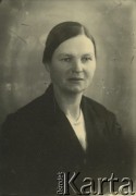 Druga połowa lat 30. do 1941, Kozienice, Polska.
Portret kobiety w białej bluzce i czarnym żakiecie.
Zdjęcie wykonane w atelier fotograficznym żydowskiego fotografa Chaima Bernemana. Przed wojną zakład mieścił się w Kozienicach na rogu ulic Warszawskiej i Maciejowickiej, przed wybuchem wojny albo już w czasie niemieckiej okupacji  został przeniesiony na ulicę Lubelską 13. Cała kolekcja jest datowana na okres od drugiej połowy lat 30-tych do roku 1941, kiedy Chaim Berneman wraz z rodziną został zesłany do obozu pracy w Wolanowie. Berneman zmarł po ucieczce z obozu.
Fot. Chaim Berneman (Chaim Berman), zbiory Ośrodka KARTA