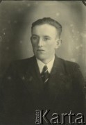 Druga połowa lat 30. do 1941, Kozienice, Polska.
Portret młodego mężczyzny w marynarce, jasnej koszuli i krawacie.
Zdjęcie wykonane w atelier fotograficznym żydowskiego fotografa Chaima Bernemana. Przed wojną zakład mieścił się w Kozienicach na rogu ulic Warszawskiej i Maciejowickiej, przed wybuchem wojny albo już w czasie niemieckiej okupacji  został przeniesiony na ulicę Lubelską 13. Cała kolekcja jest datowana na okres od drugiej połowy lat 30-tych do roku 1941, kiedy Chaim Berneman wraz z rodziną został zesłany do obozu pracy w Wolanowie. Berneman zmarł po ucieczce z obozu.
Fot. Chaim Berneman (Chaim Berman), zbiory Ośrodka KARTA