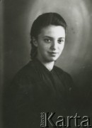 Druga połowa lat 30. do 1941, Kozienice, Polska.
Portret dziewczyny.
Zdjęcie wykonane w atelier fotograficznym żydowskiego fotografa Chaima Bernemana. Przed wojną zakład mieścił się w Kozienicach na rogu ulic Warszawskiej i Maciejowickiej, przed wybuchem wojny albo już w czasie niemieckiej okupacji  został przeniesiony na ulicę Lubelską 13. Cała kolekcja jest datowana na okres od drugiej połowy lat 30-tych do roku 1941, kiedy Chaim Berneman wraz z rodziną został zesłany do obozu pracy w Wolanowie. Berneman zmarł po ucieczce z obozu.
Fot. Chaim Berneman (Chaim Berman), zbiory Ośrodka KARTA