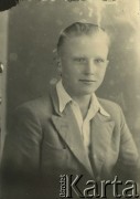 Druga połowa lat 30. do 1941, Kozienice, Polska.
Portret chłopaka w marynarce, jasnej koszuli i krawacie.
Zdjęcie wykonane w atelier fotograficznym żydowskiego fotografa Chaima Bernemana. Przed wojną zakład mieścił się w Kozienicach na rogu ulic Warszawskiej i Maciejowickiej, przed wybuchem wojny albo już w czasie niemieckiej okupacji  został przeniesiony na ulicę Lubelską 13. Cała kolekcja jest datowana na okres od drugiej połowy lat 30-tych do roku 1941, kiedy Chaim Berneman wraz z rodziną został zesłany do obozu pracy w Wolanowie. Berneman zmarł po ucieczce z obozu.
Fot. Chaim Berneman (Chaim Berman), zbiory Ośrodka KARTA