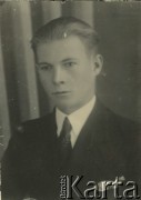 Druga połowa lat 30. do 1941, Kozienice, Polska.
Portret chłopaka w marynarce, jasnej koszuli i krawacie.
Zdjęcie wykonane w atelier fotograficznym żydowskiego fotografa Chaima Bernemana. Przed wojną zakład mieścił się w Kozienicach na rogu ulic Warszawskiej i Maciejowickiej, przed wybuchem wojny albo już w czasie niemieckiej okupacji  został przeniesiony na ulicę Lubelską 13. Cała kolekcja jest datowana na okres od drugiej połowy lat 30-tych do roku 1941, kiedy Chaim Berneman wraz z rodziną został zesłany do obozu pracy w Wolanowie. Berneman zmarł po ucieczce z obozu.
Fot. Chaim Berneman (Chaim Berman), zbiory Ośrodka KARTA