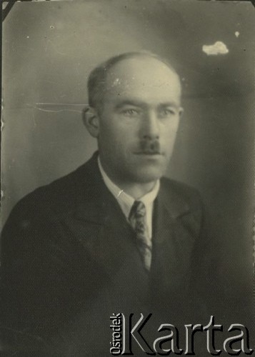 Druga połowa lat 30. do 1941, Kozienice, Polska.
Portret mężczyzny w marynarce, jasnej koszuli i krawacie.
Zdjęcie wykonane w atelier fotograficznym żydowskiego fotografa Chaima Bernemana. Przed wojną zakład mieścił się w Kozienicach na rogu ulic Warszawskiej i Maciejowickiej, przed wybuchem wojny albo już w czasie niemieckiej okupacji  został przeniesiony na ulicę Lubelską 13. Cała kolekcja jest datowana na okres od drugiej połowy lat 30-tych do roku 1941, kiedy Chaim Berneman wraz z rodziną został zesłany do obozu pracy w Wolanowie. Berneman zmarł po ucieczce z obozu.
Fot. Chaim Berneman (Chaim Berman), zbiory Ośrodka KARTA druga połowa lat 30. do 1941, Kozienice, Polska
Portret mężczyzny w marynarce, jasnej koszuli i krawacie.
Zdjęcie wykonane w atelier fotograficznym żydowskiego fotografa Chaima Bernemana. Przed wojną zakład mieścił się w Kozienicach na rogu ulic Warszawskiej i Maciejowickiej, przed wybuchem wojny albo już w czasie niemieckiej okupacji  został przeniesiony na ulicę Lubelską 13. Cała kolekcja jest datowana na okres od drugiej połowy lat 30-tych do roku 1941, kiedy Chaim Berneman wraz z rodziną został zesłany do obozu pracy w Wolanowie. Berneman zmarł po ucieczce z obozu.
Fot. Chaim Berneman (Chaim Berman), zbiory Ośrodka KARTA