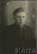 Druga połowa lat 30. do 1941, Kozienice, Polska.
Portret chłopca w swetrze i marynarce.
Zdjęcie wykonane w atelier fotograficznym żydowskiego fotografa Chaima Bernemana. Przed wojną zakład mieścił się w Kozienicach na rogu ulic Warszawskiej i Maciejowickiej, przed wybuchem wojny albo już w czasie niemieckiej okupacji  został przeniesiony na ulicę Lubelską 13. Cała kolekcja jest datowana na okres od drugiej połowy lat 30-tych do roku 1941, kiedy Chaim Berneman wraz z rodziną został zesłany do obozu pracy w Wolanowie. Berneman zmarł po ucieczce z obozu.
Fot. Chaim Berneman (Chaim Berman), zbiory Ośrodka KARTA
