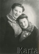 Druga połowa lat 30. do 1941, Kozienice, Polska.
Portret dwóch dziewczyn w paltach i chustkach.
Zdjęcie wykonane w atelier fotograficznym żydowskiego fotografa Chaima Bernemana. Przed wojną zakład mieścił się w Kozienicach na rogu ulic Warszawskiej i Maciejowickiej, przed wybuchem wojny albo już w czasie niemieckiej okupacji  został przeniesiony na ulicę Lubelską 13. Cała kolekcja jest datowana na okres od drugiej połowy lat 30-tych do roku 1941, kiedy Chaim Berneman wraz z rodziną został zesłany do obozu pracy w Wolanowie. Berneman zmarł po ucieczce z obozu.
Fot. Chaim Berneman (Chaim Berman), zbiory Ośrodka KARTA