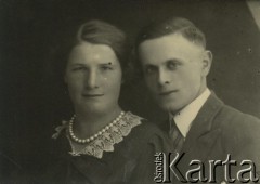 Druga połowa lat 30. do 1941, Kozienice, Polska.
Portret młodej kobiety w ciemnej bluzce z białym kołnierzykiem i mężczyzny w marynarce.
Zdjęcie wykonane w atelier fotograficznym żydowskiego fotografa Chaima Bernemana. Przed wojną zakład mieścił się w Kozienicach na rogu ulic Warszawskiej i Maciejowickiej, przed wybuchem wojny albo już w czasie niemieckiej okupacji  został przeniesiony na ulicę Lubelską 13. Cała kolekcja jest datowana na okres od drugiej połowy lat 30-tych do roku 1941, kiedy Chaim Berneman wraz z rodziną został zesłany do obozu pracy w Wolanowie. Berneman zmarł po ucieczce z obozu.
Fot. Chaim Berneman (Chaim Berman), zbiory Ośrodka KARTA