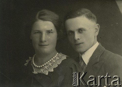 Druga połowa lat 30. do 1941, Kozienice, Polska.
Portret młodej kobiety w ciemnej bluzce z białym kołnierzykiem i mężczyzny w marynarce.
Zdjęcie wykonane w atelier fotograficznym żydowskiego fotografa Chaima Bernemana. Przed wojną zakład mieścił się w Kozienicach na rogu ulic Warszawskiej i Maciejowickiej, przed wybuchem wojny albo już w czasie niemieckiej okupacji  został przeniesiony na ulicę Lubelską 13. Cała kolekcja jest datowana na okres od drugiej połowy lat 30-tych do roku 1941, kiedy Chaim Berneman wraz z rodziną został zesłany do obozu pracy w Wolanowie. Berneman zmarł po ucieczce z obozu.
Fot. Chaim Berneman (Chaim Berman), zbiory Ośrodka KARTA