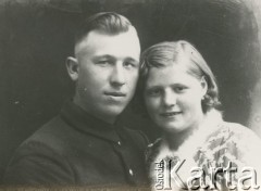 Druga połowa lat 30. do 1941, Kozienice, Polska.
Portret dziewczyny i chłopaka.
Zdjęcie wykonane w atelier fotograficznym żydowskiego fotografa Chaima Bernemana. Przed wojną zakład mieścił się w Kozienicach na rogu ulic Warszawskiej i Maciejowickiej, przed wybuchem wojny albo już w czasie niemieckiej okupacji  został przeniesiony na ulicę Lubelską 13. Cała kolekcja jest datowana na okres od drugiej połowy lat 30-tych do roku 1941, kiedy Chaim Berneman wraz z rodziną został zesłany do obozu pracy w Wolanowie. Berneman zmarł po ucieczce z obozu.
Fot. Chaim Berneman (Chaim Berman), zbiory Ośrodka KARTA