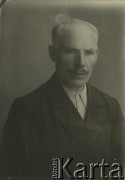 Druga połowa lat 30. do 1941, Kozienice, Polska.
Portret mężczyzny w marynarce i jasnej koszuli.
Zdjęcie wykonane w atelier fotograficznym żydowskiego fotografa Chaima Bernemana. Przed wojną zakład mieścił się w Kozienicach na rogu ulic Warszawskiej i Maciejowickiej, przed wybuchem wojny albo już w czasie niemieckiej okupacji  został przeniesiony na ulicę Lubelską 13. Cała kolekcja jest datowana na okres od drugiej połowy lat 30-tych do roku 1941, kiedy Chaim Berneman wraz z rodziną został zesłany do obozu pracy w Wolanowie. Berneman zmarł po ucieczce z obozu.
Fot. Chaim Berneman (Chaim Berman), zbiory Ośrodka KARTA