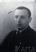 Druga połowa lat 30. do 1941, Kozienice, Polska.
Portret młodego mężczyzny w marynarce, jasnej koszuli i krawacie.
Zdjęcie wykonane w atelier fotograficznym żydowskiego fotografa Chaima Bernemana. Przed wojną zakład mieścił się w Kozienicach na rogu ulic Warszawskiej i Maciejowickiej, przed wybuchem wojny albo już w czasie niemieckiej okupacji  został przeniesiony na ulicę Lubelską 13. Cała kolekcja jest datowana na okres od drugiej połowy lat 30-tych do roku 1941, kiedy Chaim Berneman wraz z rodziną został zesłany do obozu pracy w Wolanowie. Berneman zmarł po ucieczce z obozu.
Fot. Chaim Berneman (Chaim Berman), zbiory Ośrodka KARTA