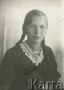 Druga połowa lat 30. do 1941, Kozienice, Polska.
Portret dziewczyny w ciemnej sukience z białym kołnierzykiem.
Zdjęcie wykonane w atelier fotograficznym żydowskiego fotografa Chaima Bernemana. Przed wojną zakład mieścił się w Kozienicach na rogu ulic Warszawskiej i Maciejowickiej, przed wybuchem wojny albo już w czasie niemieckiej okupacji  został przeniesiony na ulicę Lubelską 13. Cała kolekcja jest datowana na okres od drugiej połowy lat 30-tych do roku 1941, kiedy Chaim Berneman wraz z rodziną został zesłany do obozu pracy w Wolanowie. Berneman zmarł po ucieczce z obozu.
Fot. Chaim Berneman (Chaim Berman), zbiory Ośrodka KARTA