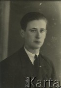Druga połowa lat 30. do 1941, Kozienice, Polska.
Portret chłopaka w marynarce, jasnej koszuli i krawacie.
Zdjęcie wykonane w atelier fotograficznym żydowskiego fotografa Chaima Bernemana. Przed wojną zakład mieścił się w Kozienicach na rogu ulic Warszawskiej i Maciejowickiej, przed wybuchem wojny albo już w czasie niemieckiej okupacji  został przeniesiony na ulicę Lubelską 13. Cała kolekcja jest datowana na okres od drugiej połowy lat 30-tych do roku 1941, kiedy Chaim Berneman wraz z rodziną został zesłany do obozu pracy w Wolanowie. Berneman zmarł po ucieczce z obozu.
Fot. Chaim Berneman (Chaim Berman), zbiory Ośrodka KARTA