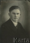 Druga połowa lat 30. do 1941, Kozienice, Polska.
Portret chłopaka w marynarce, jasnej koszuli i krawacie.
Zdjęcie wykonane w atelier fotograficznym żydowskiego fotografa Chaima Bernemana. Przed wojną zakład mieścił się w Kozienicach na rogu ulic Warszawskiej i Maciejowickiej, przed wybuchem wojny albo już w czasie niemieckiej okupacji  został przeniesiony na ulicę Lubelską 13. Cała kolekcja jest datowana na okres od drugiej połowy lat 30-tych do roku 1941, kiedy Chaim Berneman wraz z rodziną został zesłany do obozu pracy w Wolanowie. Berneman zmarł po ucieczce z obozu.
Fot. Chaim Berneman (Chaim Berman), zbiory Ośrodka KARTA