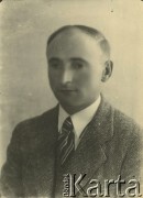 Druga połowa lat 30. do 1941, Kozienice, Polska.
Portret mężczyzny w marynarce, jasnej koszuli i krawacie.
Zdjęcie wykonane w atelier fotograficznym żydowskiego fotografa Chaima Bernemana. Przed wojną zakład mieścił się w Kozienicach na rogu ulic Warszawskiej i Maciejowickiej, przed wybuchem wojny albo już w czasie niemieckiej okupacji  został przeniesiony na ulicę Lubelską 13. Cała kolekcja jest datowana na okres od drugiej połowy lat 30-tych do roku 1941, kiedy Chaim Berneman wraz z rodziną został zesłany do obozu pracy w Wolanowie. Berneman zmarł po ucieczce z obozu.
Fot. Chaim Berneman (Chaim Berman), zbiory Ośrodka KARTA