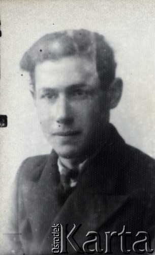 Druga połowa lat 30. do 1941, Kozienice, Polska.
Portret młodego mężczyzny w marynarce, jasnej koszuli i krawacie.
Zdjęcie wykonane w atelier fotograficznym żydowskiego fotografa Chaima Bernemana. Przed wojną zakład mieścił się w Kozienicach na rogu ulic Warszawskiej i Maciejowickiej, przed wybuchem wojny albo już w czasie niemieckiej okupacji  został przeniesiony na ulicę Lubelską 13. Cała kolekcja jest datowana na okres od drugiej połowy lat 30-tych do roku 1941, kiedy Chaim Berneman wraz z rodziną został zesłany do obozu pracy w Wolanowie. Berneman zmarł po ucieczce z obozu.
Fot. Chaim Berneman (Chaim Berman), zbiory Ośrodka KARTA