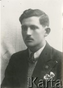 Druga połowa lat 30. do 1941, Kozienice, Polska.
Portret młodego mężczyzny w marynarce, jasnej koszuli i krawacie.
Zdjęcie wykonane w atelier fotograficznym żydowskiego fotografa Chaima Bernemana. Przed wojną zakład mieścił się w Kozienicach na rogu ulic Warszawskiej i Maciejowickiej, przed wybuchem wojny albo już w czasie niemieckiej okupacji  został przeniesiony na ulicę Lubelską 13. Cała kolekcja jest datowana na okres od drugiej połowy lat 30-tych do roku 1941, kiedy Chaim Berneman wraz z rodziną został zesłany do obozu pracy w Wolanowie. Berneman zmarł po ucieczce z obozu.
Fot. Chaim Berneman (Chaim Berman), zbiory Ośrodka KARTA