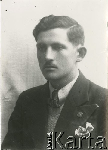 Druga połowa lat 30. do 1941, Kozienice, Polska.
Portret młodego mężczyzny w marynarce, jasnej koszuli i krawacie.
Zdjęcie wykonane w atelier fotograficznym żydowskiego fotografa Chaima Bernemana. Przed wojną zakład mieścił się w Kozienicach na rogu ulic Warszawskiej i Maciejowickiej, przed wybuchem wojny albo już w czasie niemieckiej okupacji  został przeniesiony na ulicę Lubelską 13. Cała kolekcja jest datowana na okres od drugiej połowy lat 30-tych do roku 1941, kiedy Chaim Berneman wraz z rodziną został zesłany do obozu pracy w Wolanowie. Berneman zmarł po ucieczce z obozu.
Fot. Chaim Berneman (Chaim Berman), zbiory Ośrodka KARTA