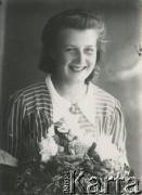 Druga połowa lat 30. do 1941, Kozienice, Polska.
Portret młodej kobiety w bluzce w paski.
Zdjęcie wykonane w atelier fotograficznym żydowskiego fotografa Chaima Bernemana. Przed wojną zakład mieścił się w Kozienicach na rogu ulic Warszawskiej i Maciejowickiej, przed wybuchem wojny albo już w czasie niemieckiej okupacji  został przeniesiony na ulicę Lubelską 13. Cała kolekcja jest datowana na okres od drugiej połowy lat 30-tych do roku 1941, kiedy Chaim Berneman wraz z rodziną został zesłany do obozu pracy w Wolanowie. Berneman zmarł po ucieczce z obozu.
Fot. Chaim Berneman (Chaim Berman), zbiory Ośrodka KARTA