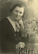 Druga połowa lat 30. do 1941, Kozienice, Polska.
Portret kobiety w ciemnej sukience z białym kołnierzykiem.
Zdjęcie wykonane w atelier fotograficznym żydowskiego fotografa Chaima Bernemana. Przed wojną zakład mieścił się w Kozienicach na rogu ulic Warszawskiej i Maciejowickiej, przed wybuchem wojny albo już w czasie niemieckiej okupacji  został przeniesiony na ulicę Lubelską 13. Cała kolekcja jest datowana na okres od drugiej połowy lat 30-tych do roku 1941, kiedy Chaim Berneman wraz z rodziną został zesłany do obozu pracy w Wolanowie. Berneman zmarł po ucieczce z obozu.
Fot. Chaim Berneman (Chaim Berman), zbiory Ośrodka KARTA