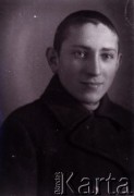 1939-1941, Kozienice, Polska.
Portret chłopca.
Zdjęcie wykonane w atelier fotograficznym żydowskiego fotografa Chaima Bernemana. Przed wojną zakład mieścił się w Kozienicach na rogu ulic Warszawskiej i Maciejowickiej, przed wybuchem wojny albo już w czasie niemieckiej okupacji  został przeniesiony na ulicę Lubelską 13. Cała kolekcja jest datowana na okres od drugiej połowy lat 30-tych do roku 1941, kiedy Chaim Berneman wraz z rodziną został zesłany do obozu pracy w Wolanowie. Berneman zmarł po ucieczce z obozu.
Fot. Chaim Berneman (Chaim Berman), zbiory Ośrodka KARTA