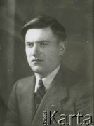 Druga połowa lat 30. do 1941, Kozienice, Polska.
Portret młodego mężczyzny w marynarce, jasnej koszuli i krawacie.
Zdjęcie wykonane w atelier fotograficznym żydowskiego fotografa Chaima Bernemana. Przed wojną zakład mieścił się w Kozienicach na rogu ulic Warszawskiej i Maciejowickiej, przed wybuchem wojny albo już w czasie niemieckiej okupacji  został przeniesiony na ulicę Lubelską 13. Cała kolekcja jest datowana na okres od drugiej połowy lat 30-tych do roku 1941, kiedy Chaim Berneman wraz z rodziną został zesłany do obozu pracy w Wolanowie. Berneman zmarł po ucieczce z obozu.
Fot. Chaim Berneman (Chaim Berman), zbiory Ośrodka KARTA