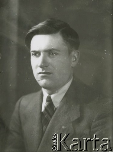 Druga połowa lat 30. do 1941, Kozienice, Polska.
Portret młodego mężczyzny w marynarce, jasnej koszuli i krawacie.
Zdjęcie wykonane w atelier fotograficznym żydowskiego fotografa Chaima Bernemana. Przed wojną zakład mieścił się w Kozienicach na rogu ulic Warszawskiej i Maciejowickiej, przed wybuchem wojny albo już w czasie niemieckiej okupacji  został przeniesiony na ulicę Lubelską 13. Cała kolekcja jest datowana na okres od drugiej połowy lat 30-tych do roku 1941, kiedy Chaim Berneman wraz z rodziną został zesłany do obozu pracy w Wolanowie. Berneman zmarł po ucieczce z obozu.
Fot. Chaim Berneman (Chaim Berman), zbiory Ośrodka KARTA