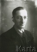 Druga połowa lat 30. do 1941, Kozienice, Polska.
Portret mężczyzny w marynarce, jasnej koszuli i krawacie.
Zdjęcie wykonane w atelier fotograficznym żydowskiego fotografa Chaima Bernemana. Przed wojną zakład mieścił się w Kozienicach na rogu ulic Warszawskiej i Maciejowickiej, przed wybuchem wojny albo już w czasie niemieckiej okupacji  został przeniesiony na ulicę Lubelską 13. Cała kolekcja jest datowana na okres od drugiej połowy lat 30-tych do roku 1941, kiedy Chaim Berneman wraz z rodziną został zesłany do obozu pracy w Wolanowie. Berneman zmarł po ucieczce z obozu.
Fot. Chaim Berneman (Chaim Berman), zbiory Ośrodka KARTA