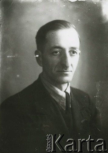 Druga połowa lat 30. do 1941, Kozienice, Polska.
Portret mężczyzny w marynarce, jasnej koszuli i krawacie.
Zdjęcie wykonane w atelier fotograficznym żydowskiego fotografa Chaima Bernemana. Przed wojną zakład mieścił się w Kozienicach na rogu ulic Warszawskiej i Maciejowickiej, przed wybuchem wojny albo już w czasie niemieckiej okupacji  został przeniesiony na ulicę Lubelską 13. Cała kolekcja jest datowana na okres od drugiej połowy lat 30-tych do roku 1941, kiedy Chaim Berneman wraz z rodziną został zesłany do obozu pracy w Wolanowie. Berneman zmarł po ucieczce z obozu.
Fot. Chaim Berneman (Chaim Berman), zbiory Ośrodka KARTA