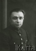 Druga połowa lat 30. do 1939, Kozienice, Polska.
Mężczyzna w mundurze.
Zdjęcie wykonane w atelier fotograficznym żydowskiego fotografa Chaima Bernemana. Przed wojną zakład mieścił się w Kozienicach na rogu ulic Warszawskiej i Maciejowickiej, tuż przed wybuchem wojny albo już w czasie niemieckiej okupacji  został przeniesiony na ulicę Lubelską 13. Cała kolekcja jest datowana na okres od drugiej połowy lat 30-tych do roku 1941, kiedy Chaim Berneman wraz z rodziną został zesłany do obozu pracy w Wolanowie. Berneman zmarł po ucieczce z obozu.
Fot. Chaim Berneman (Chaim Berman), zbiory Ośrodka KARTA