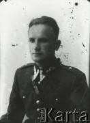 Druga połowa lat 30. do 1939, Kozienice, Polska.
Polski żołnierz w mundurze.
Zdjęcie wykonane w atelier fotograficznym żydowskiego fotografa Chaima Bernemana. Przed wojną zakład mieścił się w Kozienicach na rogu ulic Warszawskiej i Maciejowickiej, tuż przed wybuchem wojny albo już w czasie niemieckiej okupacji  został przeniesiony na ulicę Lubelską 13. Cała kolekcja jest datowana na okres od drugiej połowy lat 30-tych do roku 1941, kiedy Chaim Berneman wraz z rodziną został zesłany do obozu pracy w Wolanowie. Berneman zmarł po ucieczce z obozu.
Fot. Chaim Berneman (Chaim Berman), zbiory Ośrodka KARTA