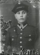 Druga połowa lat 30. do 1939, Kozienice, Polska.
Polski żołnierz w mundurze.
Zdjęcie wykonane w atelier fotograficznym żydowskiego fotografa Chaima Bernemana. Przed wojną zakład mieścił się w Kozienicach na rogu ulic Warszawskiej i Maciejowickiej, tuż przed wybuchem wojny albo już w czasie niemieckiej okupacji  został przeniesiony na ulicę Lubelską 13. Cała kolekcja jest datowana na okres od drugiej połowy lat 30-tych do roku 1941, kiedy Chaim Berneman wraz z rodziną został zesłany do obozu pracy w Wolanowie. Berneman zmarł po ucieczce z obozu.
Fot. Chaim Berneman (Chaim Berman), zbiory Ośrodka KARTA